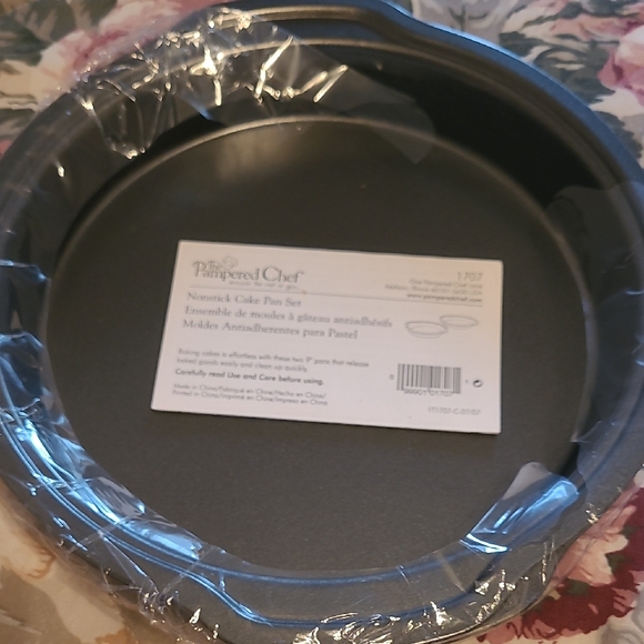NWT 2 Pampered Chef 9" Nonstick  Cake Pans - Picture 1 of 4